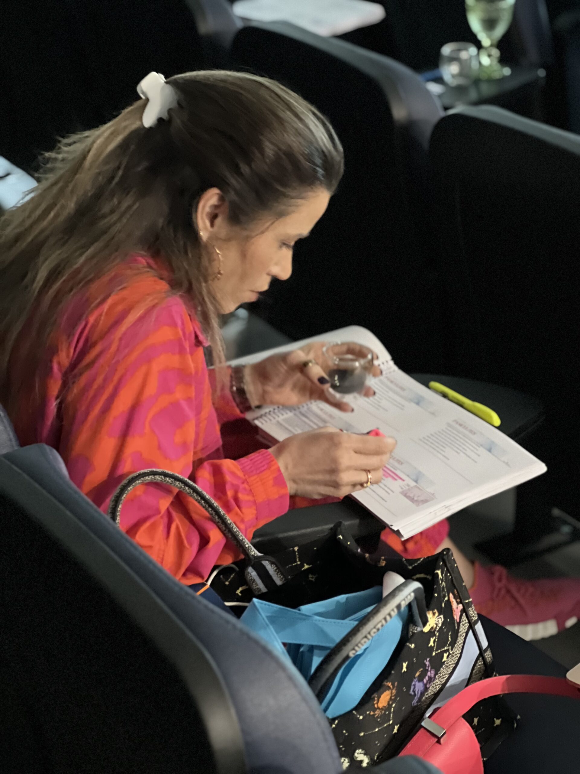 Participante da imersão presencial revisando material do preparatório TED SBD 2026